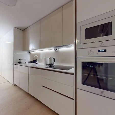 34th Floor - Touch The Clouds In The Tallest Building In Eurovea Apartmán *