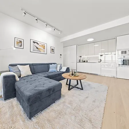 34th Floor - Touch The Clouds In The Tallest Building In Eurovea Apartment *