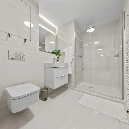 34th Floor - Touch The Clouds In The Tallest Building In Eurovea Apartment *