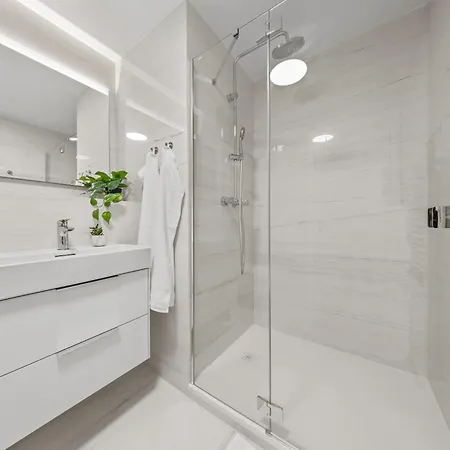 34th Floor - Touch The Clouds In The Tallest Building In Eurovea Apartment