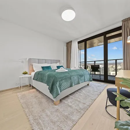 34th Floor - Touch The Clouds In The Tallest Building In Eurovea Апартаменти Братислава